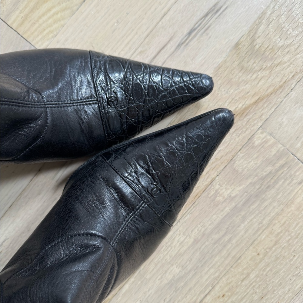 STUNNING 🤩 CHANEL knee high leather pointy boots in black